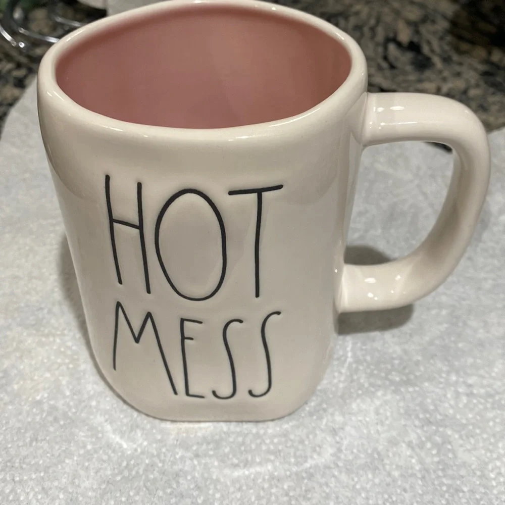 NWOT Rae Dunn Coffee Cup with the words, āHot Messā in black letters - Picture 1 of 3